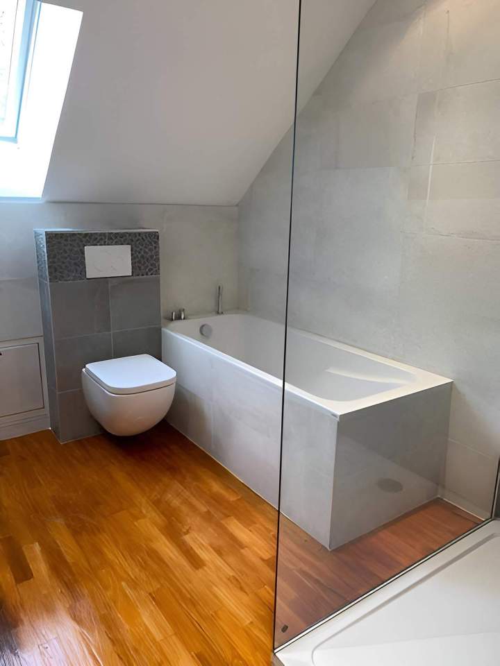 Installation baignoire encastrable et WC suspendu Lardy