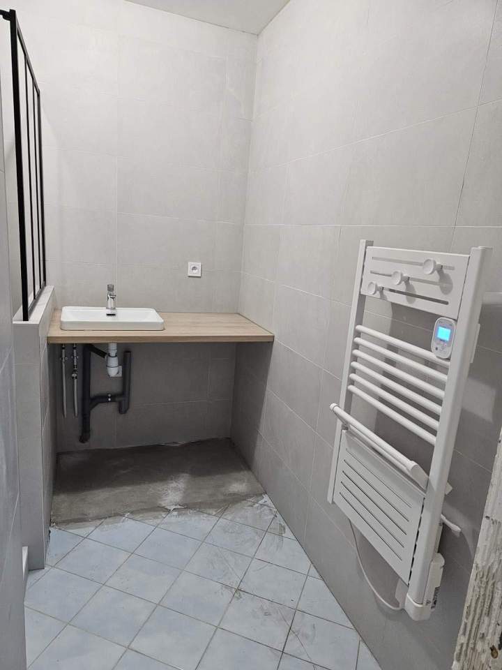 Création douche avec vasque et sèche serviette Lardy