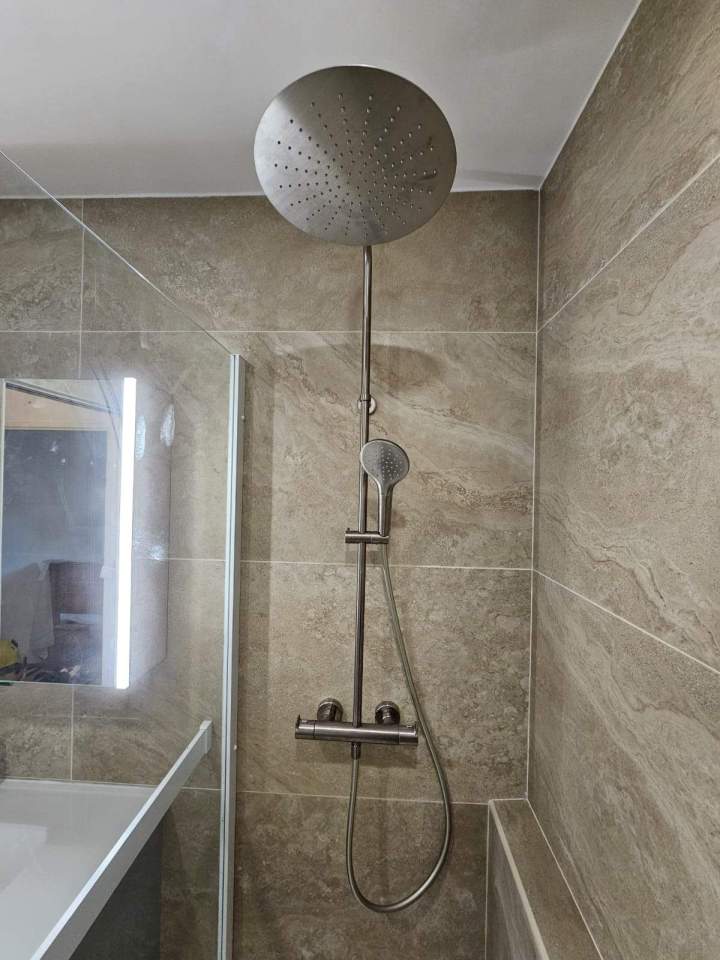 Douche moderne avec mitigeur thermostatique encastré Lardy