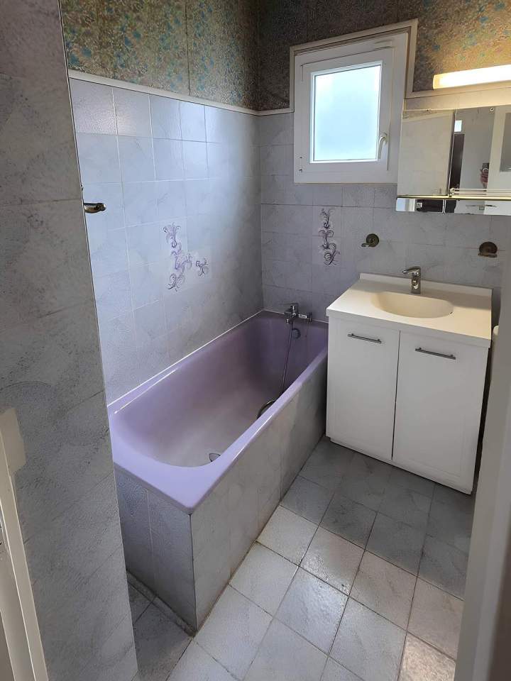 Enfilade baignoire lilas et meuble vasque Lardy