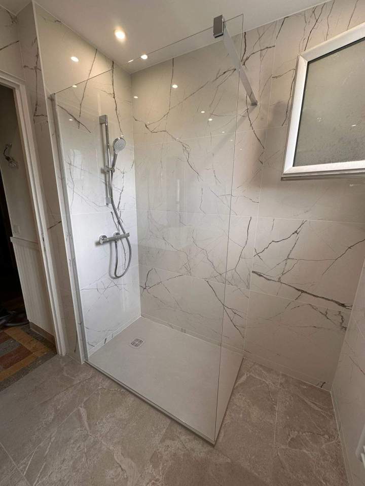 Espace de la douche à l'italienne Lardy