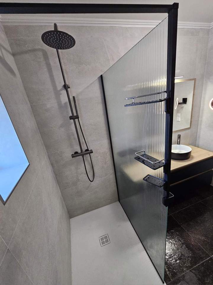 Espace douche à l'italienne avec équipements modernes Lardy