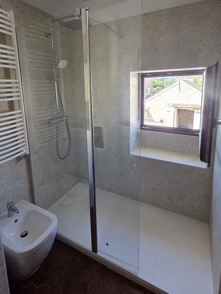 Espace douche avec paroi vitrée Lardy