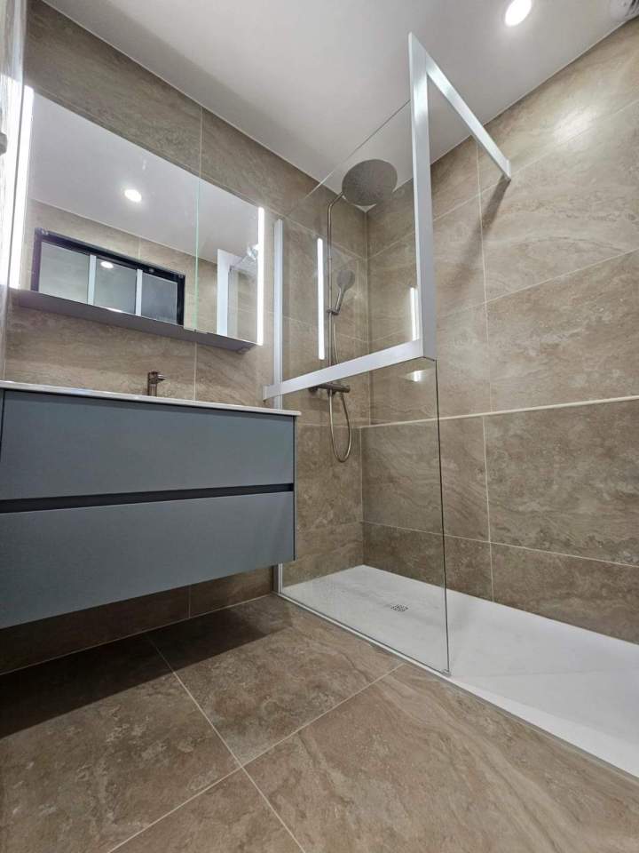 Meuble vasque et paroi de douche walk in en verre Lardy