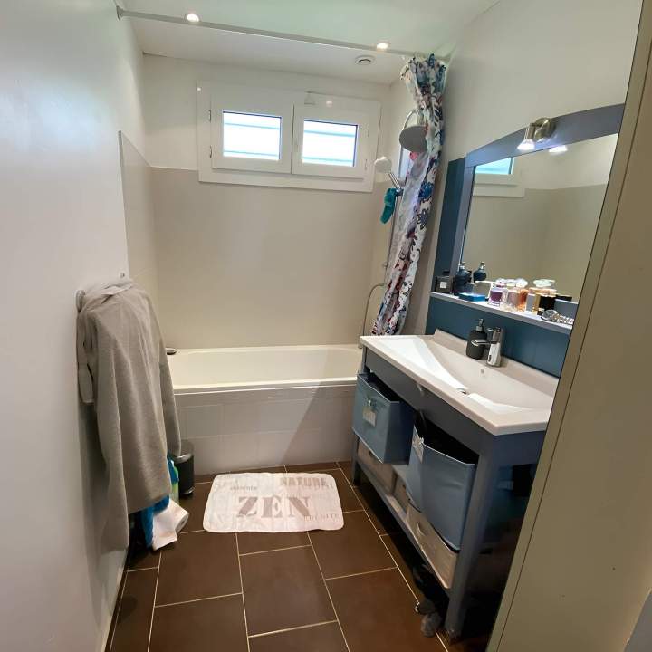 Salle de bain avec baignoire douche Lardy