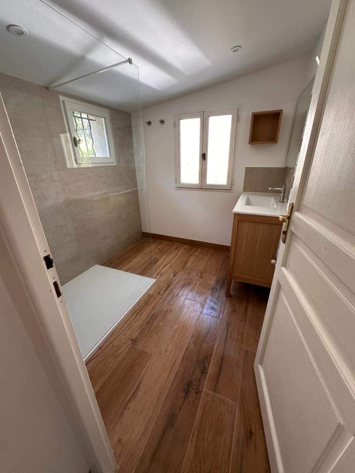 Salle de bain avec douche italienne, meuble vasque et rangement Lardy