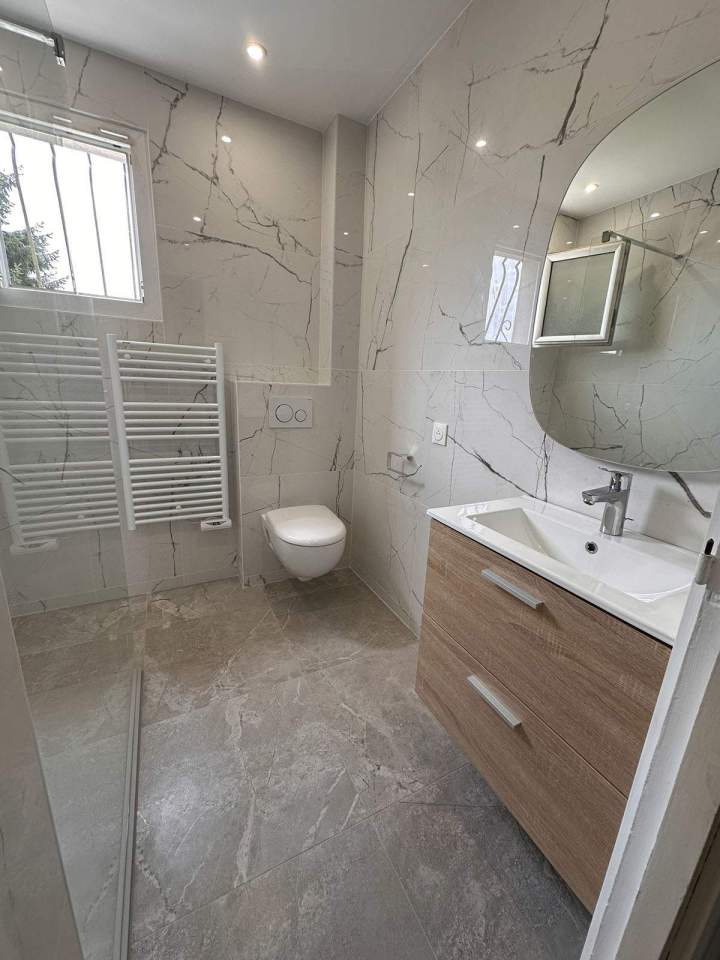 Salle de bain avec meuble aux lignes épurées Lardy