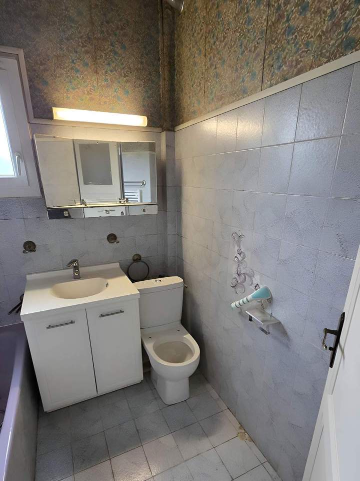 Salle de bain avec mobilier rétro Lardy