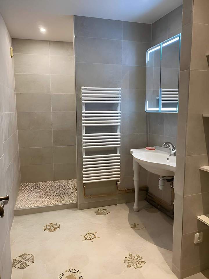 Salle de bain avec sèche-serviette Lardy