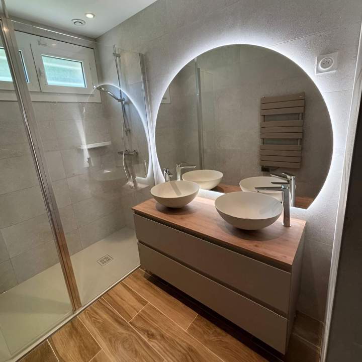 Salle de bain modernisée avec douche italienne Lardy