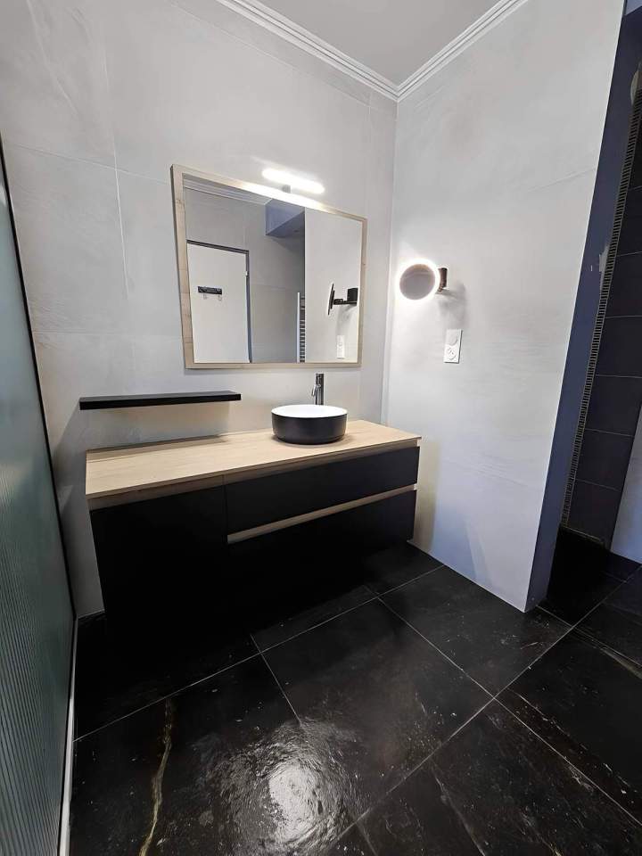 Salle de bain modernisée avec vasque bicolore Lardy