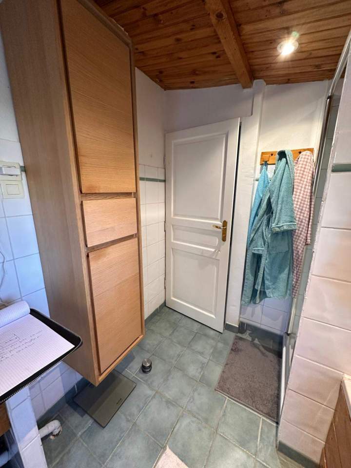 Salle de bains avec rangement en bois Lardy