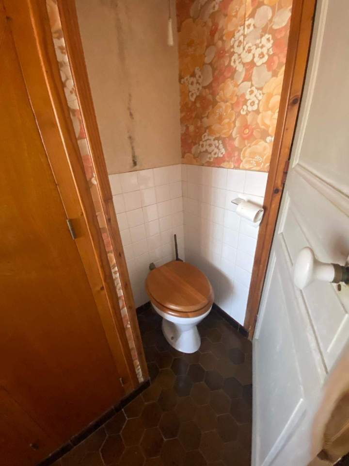 WC posé au sol dans niche Lardy